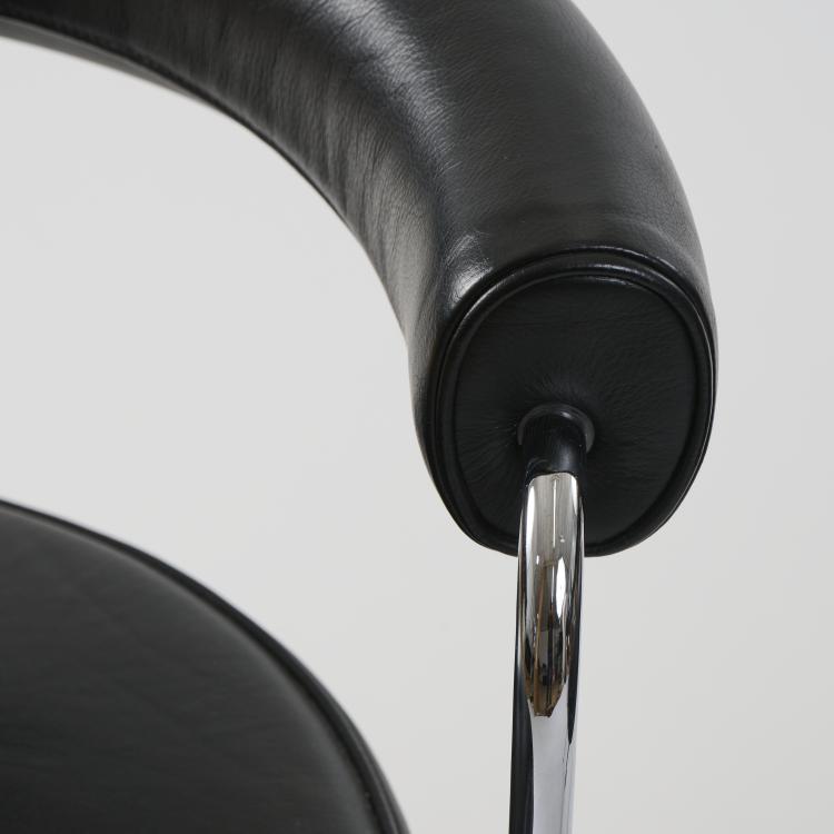 Bild 3 zu Objekt, Two armchairs 'LC7', 1927/1928, Pierre Jeanneret,Charlotte Perriand,Le Corbusier Charles-&Eacute;douard Jeanneret-Gris, Cassina, Mailand, 173B 485