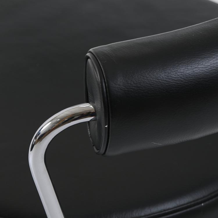 Bild 4 zu Objekt, Two armchairs 'LC7', 1927/1928, Pierre Jeanneret,Charlotte Perriand,Le Corbusier Charles-&Eacute;douard Jeanneret-Gris, Cassina, Mailand, 173B 485