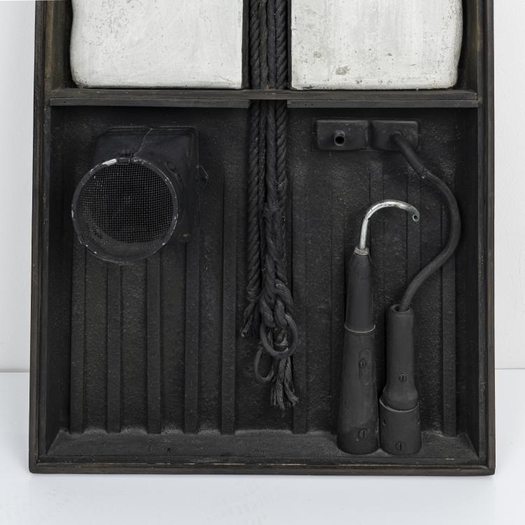 Bild 1 zu Objekt, 'Galgenkasten/Terminus Vertikal' (middle object box of the Galgen-triptych), 1971, Karl Fred Dahmen, 173D 858