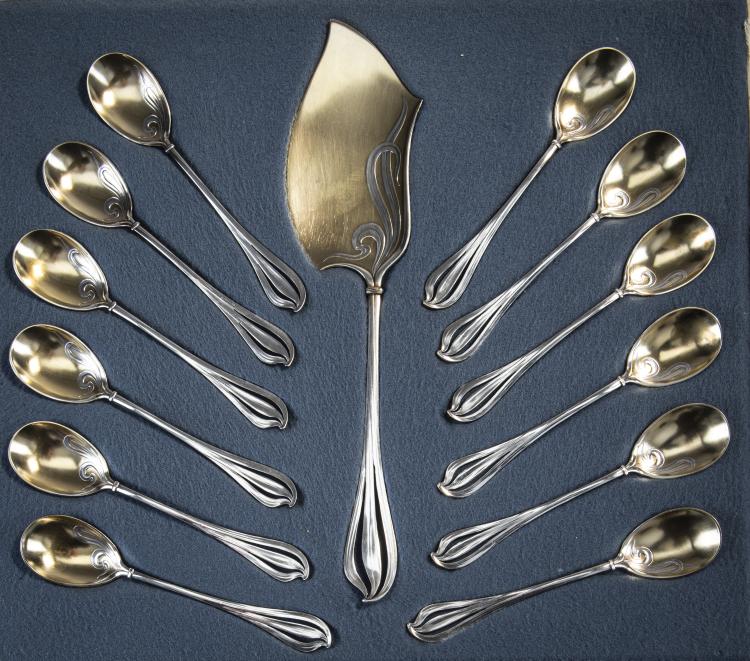 Bild 1 zu Objekt, Dreizehnteiliges Eisbombenbesteck im Originalkoffer, um 1900, Wilkens & S&ouml;hne, Bremen, 174A 313