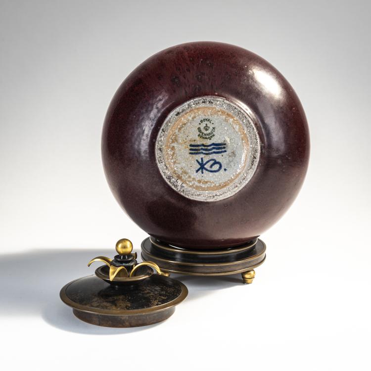 Bild 2 zu Objekt, Vase with bronze lid and stand ring, 1923-29, Karl Andersen,Carl Halier, Kopenhagen, KPM, 174A 406