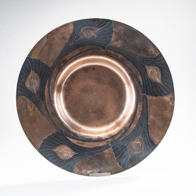 Bild 1 zu Objekt, Zierteller 'Pfauenfedern', um 1900, Hans Sebastian Schmid, Winhart & Co., M&uuml;nchen, 174A 327