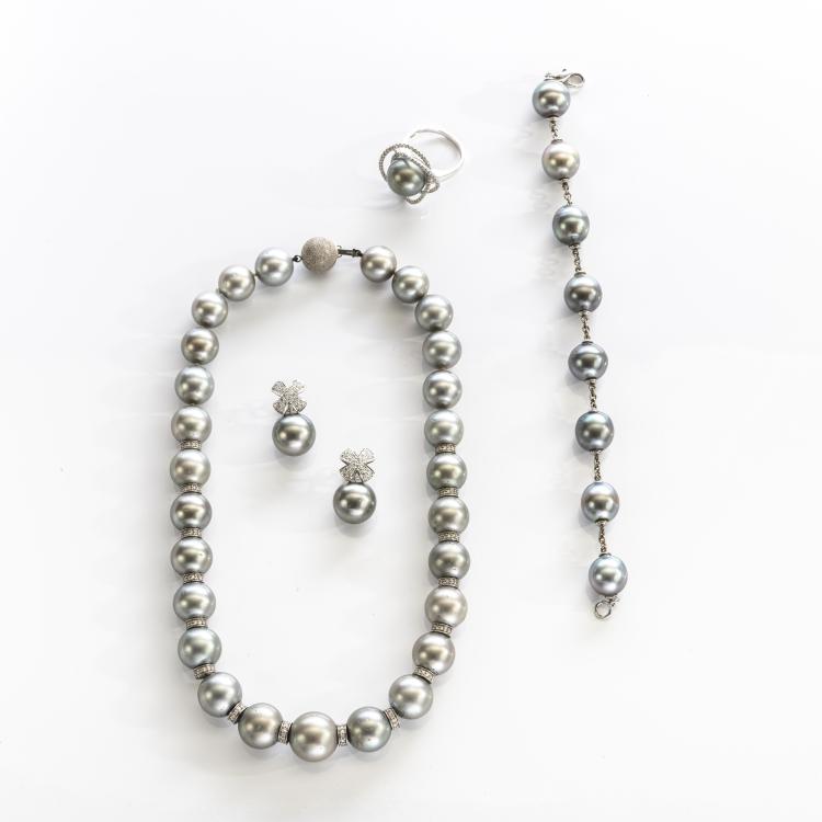 Hauptbild zu Objekt, Collier, Armband, Ohrstecker und ein Ring mit S&uuml;dsee Tahiti-Zuchtperlen und Kleinbrillanten, 174C 887