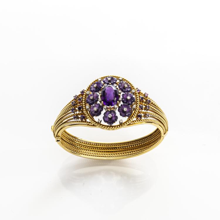 Hauptbild zu Objekt, Opulent amethyst bangle with flower decoration, 174C 910
