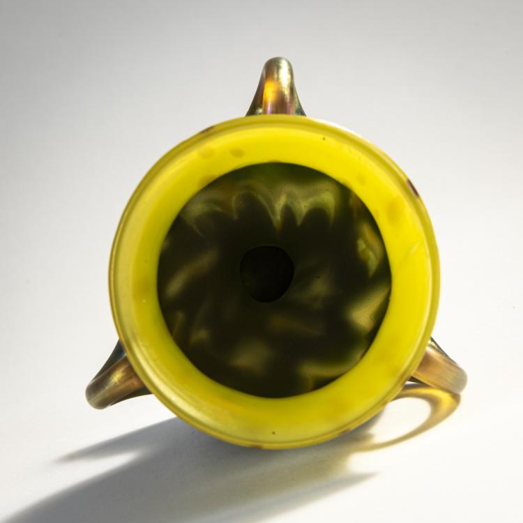 Bild 1 zu Objekt, 'Cytisus'-Pokalvase mit drei Henkeln, 1902, L&ouml;tz Wwe., Klosterm&uuml;hle, 174A 216