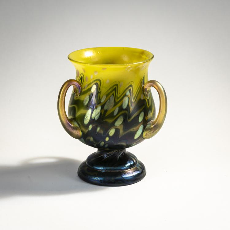 Bild 2 zu Objekt, 'Cytisus'-Pokalvase mit drei Henkeln, 1902, L&ouml;tz Wwe., Klosterm&uuml;hle, 174A 216