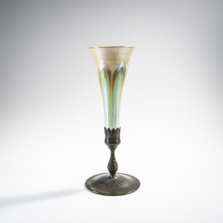 Hauptbild zu Objekt, Kelchvase mit Bronzefu&szlig;, um 1906, Louis C. Tiffany, Tiffany, L.C., New York, 174A 258