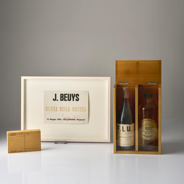 Hauptbild zu Objekt, Konvolut Multiples: 'Holzpostkarte', 'Vino F.I.U.', Oliven&ouml;lflasche, Einladungskarte 'Difesa della Natura', 1974-84, Joseph Beuys, 175D 715