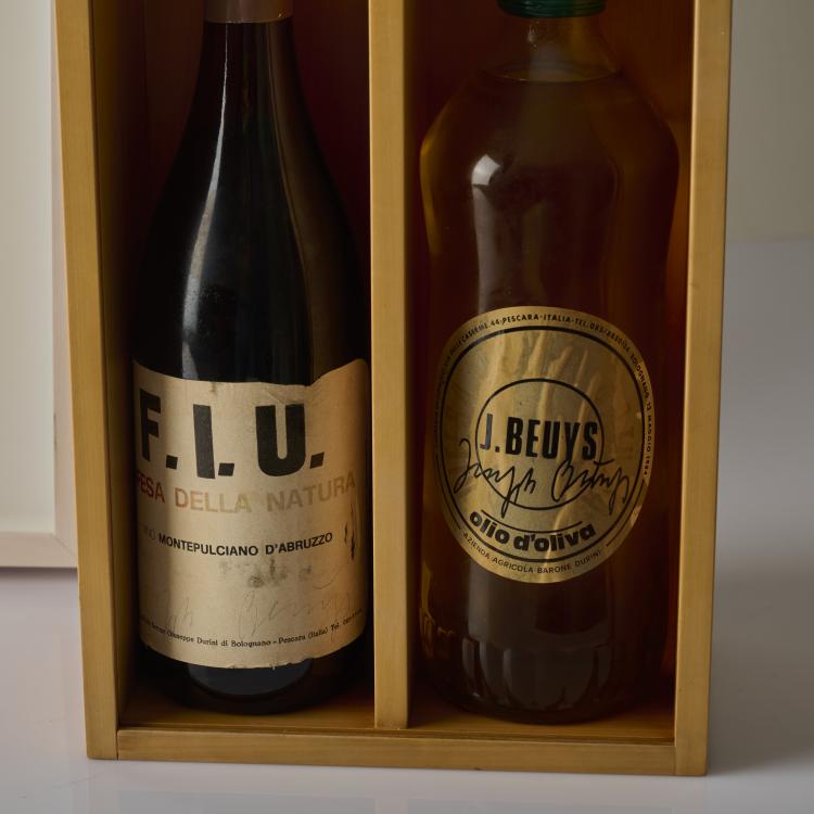Bild 1 zu Objekt, Konvolut Multiples: 'Holzpostkarte', 'Vino F.I.U.', Oliven&ouml;lflasche, Einladungskarte 'Difesa della Natura', 1974-84, Joseph Beuys, 175D 715