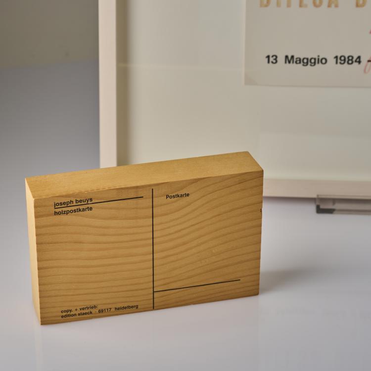 Bild 2 zu Objekt, Konvolut Multiples: 'Holzpostkarte', 'Vino F.I.U.', Oliven&ouml;lflasche, Einladungskarte 'Difesa della Natura', 1974-84, Joseph Beuys, 175D 715