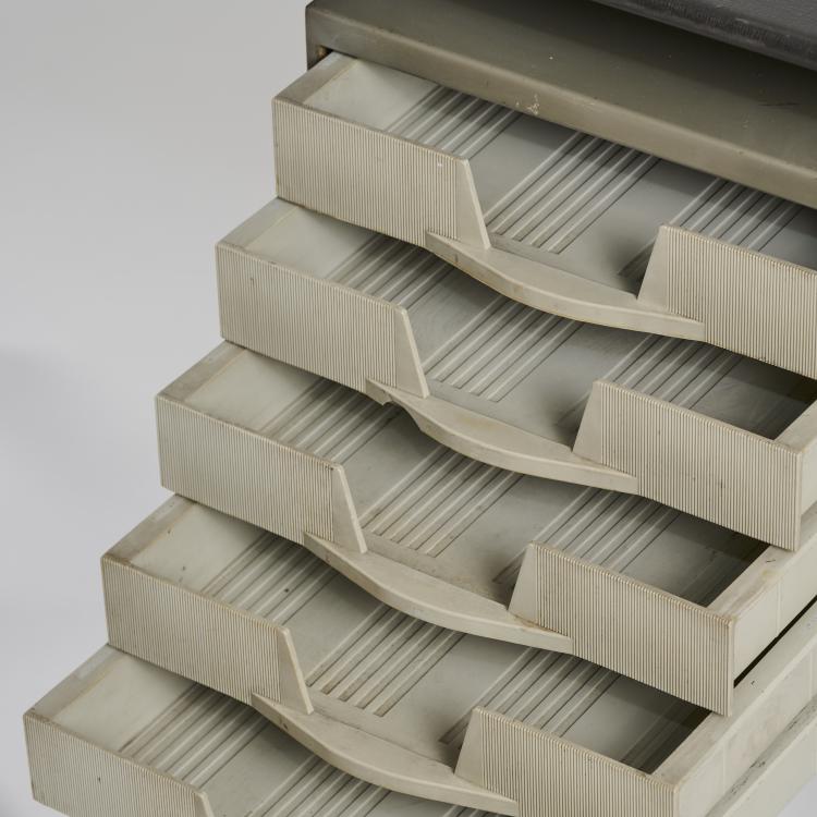 Bild 3 zu Objekt, Schreibmaschinentisch 'Arco', 1963, Gian Luigi Banfi,Ludovico Barbiano di Belgiojoso,Enrico Peressutti,Ernesto Nathan Rogers, Olivetti, Ivrea, 174B 663