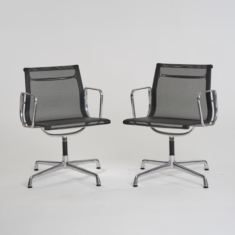 Hauptbild zu Objekt, Zwei St&uuml;hle 'Aluminum chair', 1958 (Entwurf), Charles Eames,Ray Eames, ICF Cadsana, Mailand / Milan; Miller, Herman, Zeeland, 175B 240