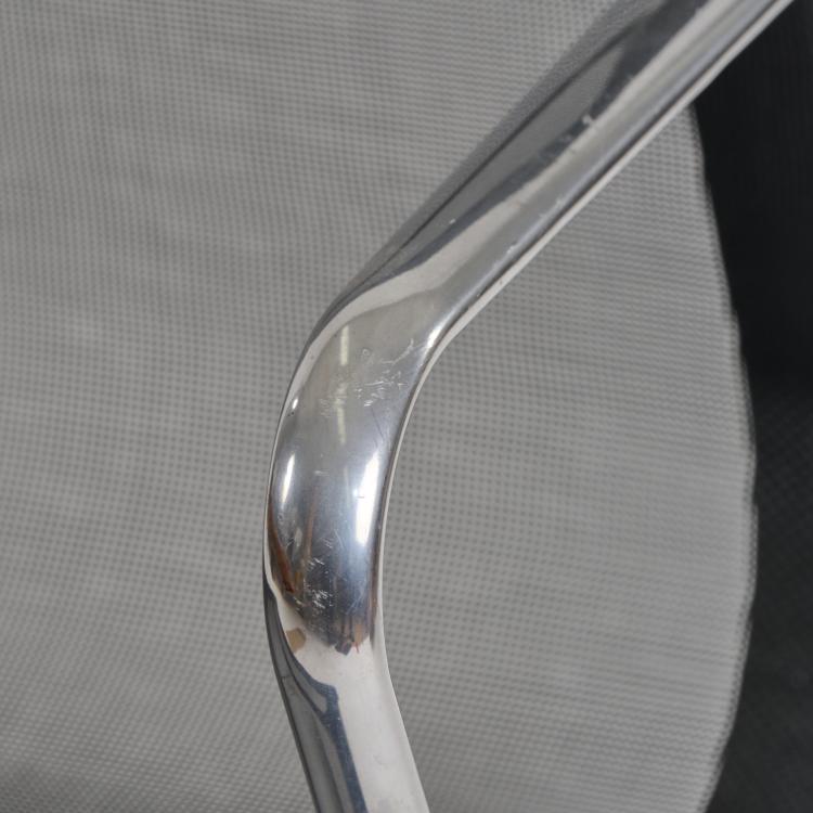 Bild 4 zu Objekt, Zwei St&uuml;hle 'Aluminum chair', 1958 (Entwurf), Charles Eames,Ray Eames, ICF Cadsana, Mailand / Milan; Miller, Herman, Zeeland, 175B 240