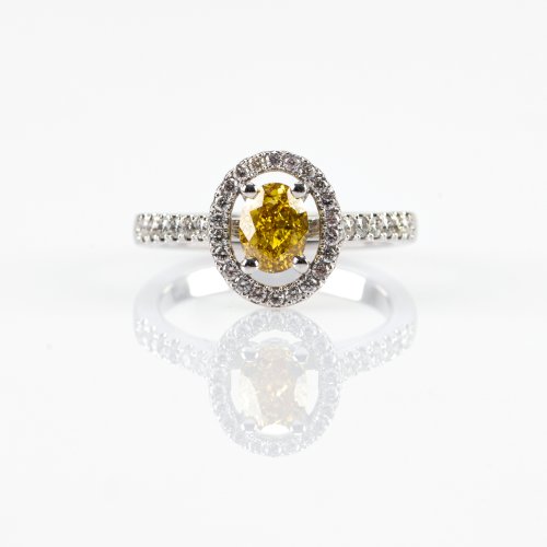 Entouragering mit einem Diamanten in einem natürlichen leuchtend intensiven Gelb sowie weißen Brillanten