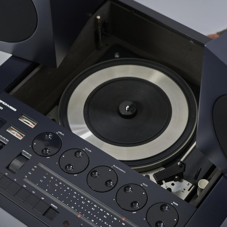 Bild 4 zu Objekt, Stereo system with record player 'RR 130 fo/st 2 - Totem', 1970, Mario Bellini, Brionvega, Mailand / Milan, 174B 699