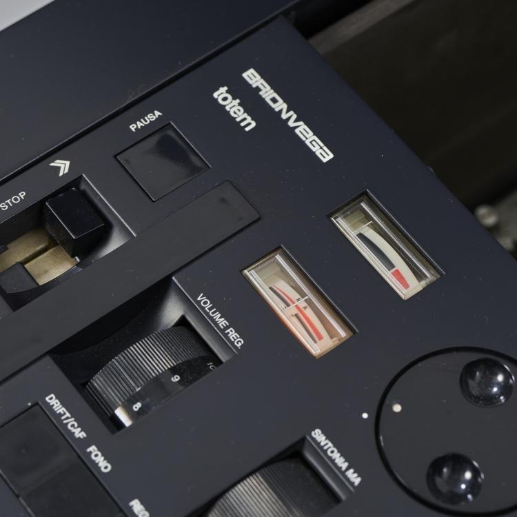 Bild 5 zu Objekt, Stereo system with record player 'RR 130 fo/st 2 - Totem', 1970, Mario Bellini, Brionvega, Mailand / Milan, 174B 699