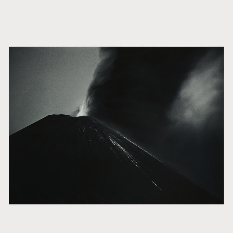 Bild 2 zu Objekt, 'Taita Marcos, Ecuador', 1988 und 'Erupci&oacute;n, Guatemala', 1990 (printed 1997 and 1994), Flor Gardu&ntilde;o, 175D 790