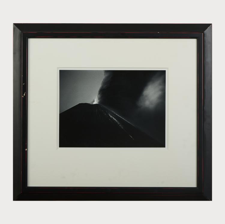 Bild 3 zu Objekt, 'Taita Marcos, Ecuador', 1988 und 'Erupci&oacute;n, Guatemala', 1990 (printed 1997 and 1994), Flor Gardu&ntilde;o, 175D 790