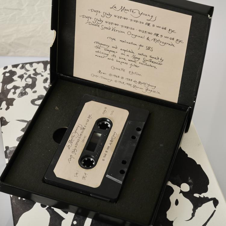 Bild 7 zu Objekt, Portfolio 'SMS (Shit Must Stop): A Collection of Original Multiples', 1968, James Lee Byars,Roy Lichtenstein,Claes Oldenburg,Mel Ramos,Marcel Duchamp, The Letter Edged in Black Press Inc., New York (Publ.), 175D 721