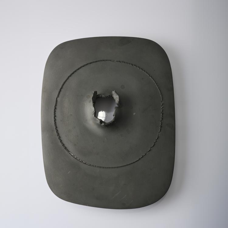 Bild 1 zu Objekt, 'Concetto Spaziale Cratere' black color experiment, 1968, Lucio Fontana, 175D 733