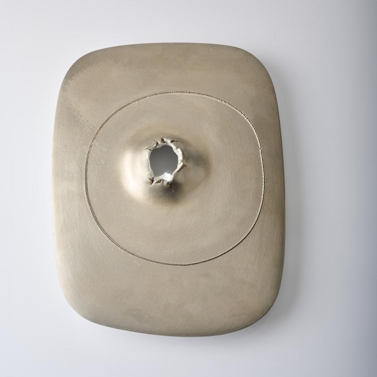 Bild 1 zu Objekt, 'Concetto Spaziale Cratere' silver color experiment , 1968, Lucio Fontana, 175D 734