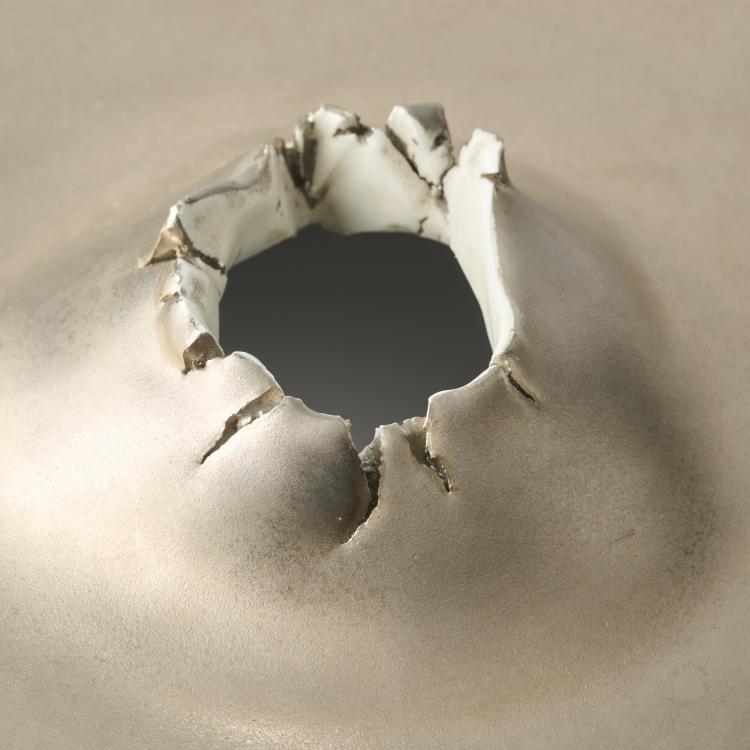 Bild 2 zu Objekt, 'Concetto Spaziale Cratere' silver color experiment , 1968, Lucio Fontana, 175D 734