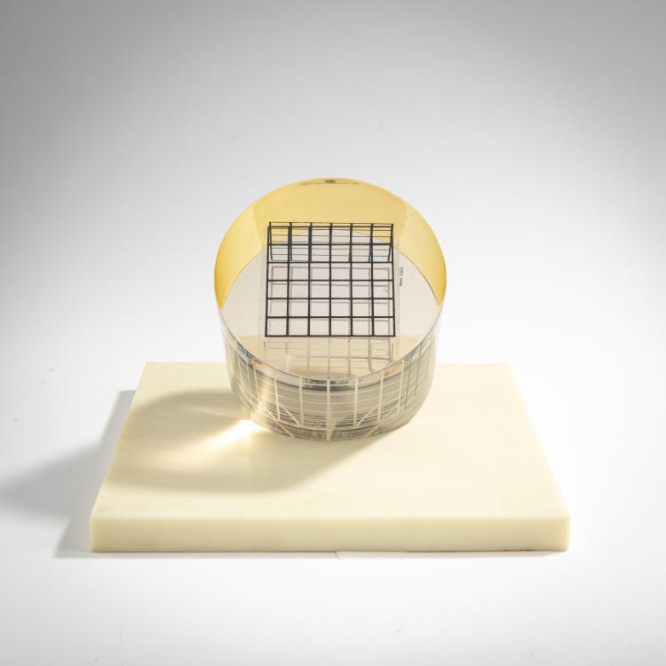 Hauptbild zu Objekt, 'Deformazione ottico dinamica di un cubo in un cilindro - Serie a reticolo L', 1959 - 1963, Enzo Mari, Danese, Mailand, 176B 184