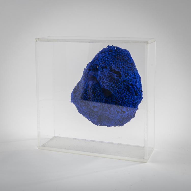 Bild 1 zu Objekt, Sponge in Plexiglas box in Yves Klein Blue, 1990s, Yves Klein (after), 176B 148
