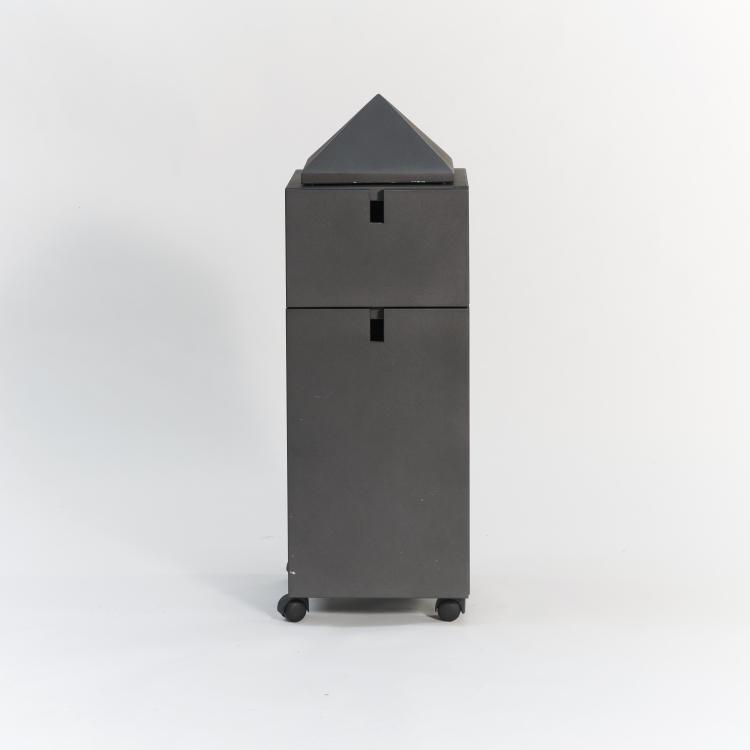 Bild 1 zu Objekt, 'Theatre du Monde' cabinet, 1984 (design), Philippe Starck, XO, Brie-Comte-Robert., 175B 369