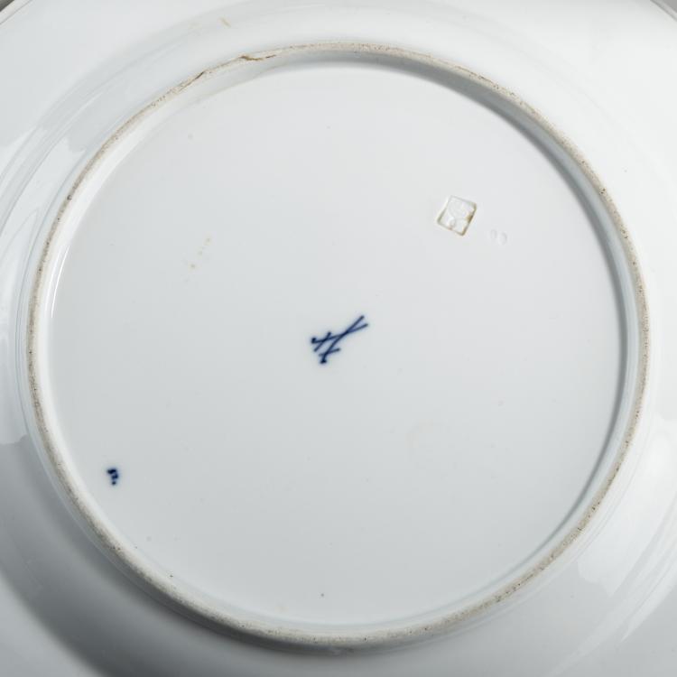Bild 2 zu Objekt, Acht Speiseteller 'Peitschenhieb', 1903/04, Henry van de Velde, Meissen, KPM, 176C 639