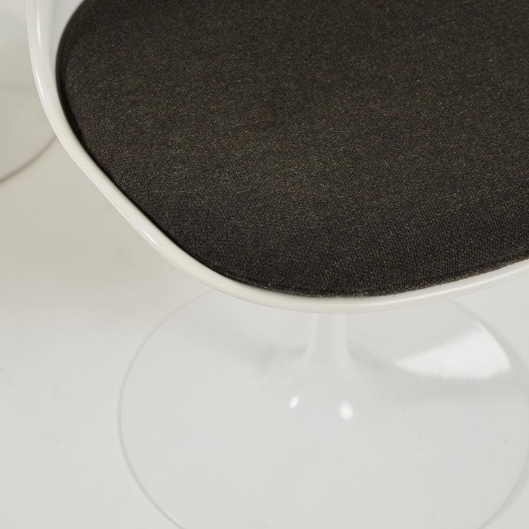 Bild 6 zu Objekt, Acht St&uuml;hle und ein Tisch 'Tulip', 1956, Eero Saarinen, Knoll International, New York, 177A 194