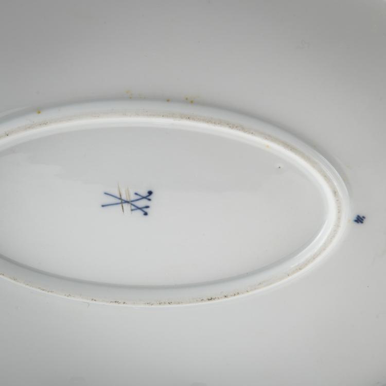 Bild 1 zu Objekt, Serving plate 'Wing Pattern', 1901, Rudolf Hentschel, Meissen, KPM, 176C 638