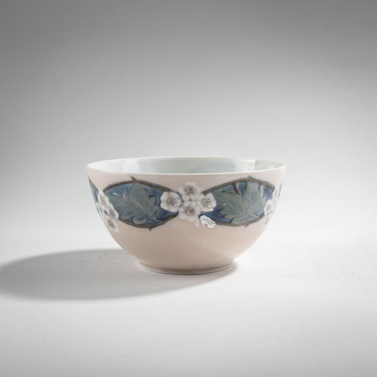 Hauptbild zu Objekt, Bowl 'Donatello' with decoration 'Hawthorn', 1905, Julius-Vilhelm Guldbrandsen,Hans G&uuml;nther Reinstein, Rosenthal, Selb, 176C 644