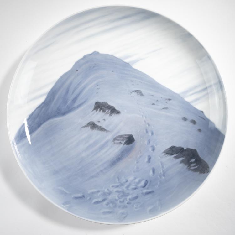 Hauptbild zu Objekt, Large unique decorative plate 'Polar Explorer', 1911, Harald Viggo Graf Moltke, Bing & Gr&oslash;ndahl, Kopenhagen, 176C 749