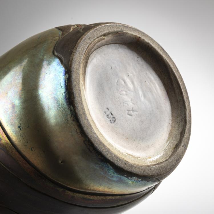 Bild 3 zu Objekt, Vase with Male Nude, 1904, S&aacute;ndor Ap&aacute;ti Abt, Zsolnay, Pecs, 176C 570