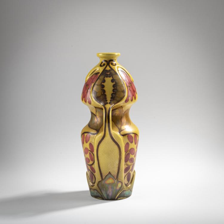Bild 1 zu Objekt, Vase with handles with rose hips, c. 1900, Vilmos Zsolnay, Zsolnay, Pecs, 176C 568