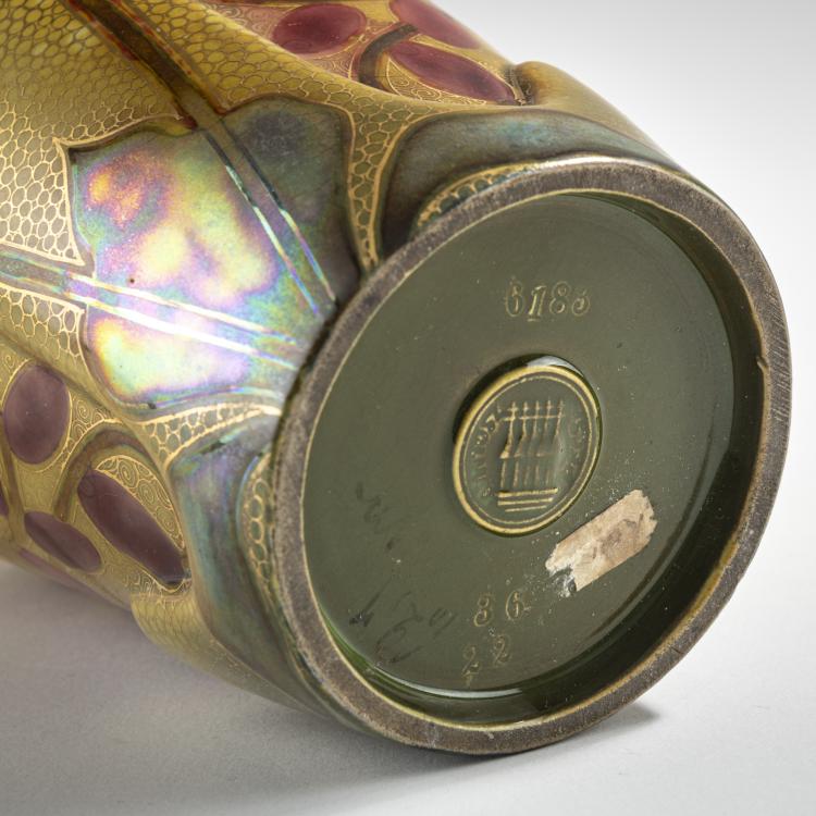 Bild 2 zu Objekt, Vase with handles with rose hips, c. 1900, Vilmos Zsolnay, Zsolnay, Pecs, 176C 568