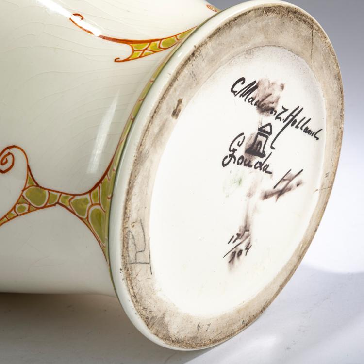Bild 3 zu Objekt, Decorative jug, 1910-17, Willem (Wilhelmus Petrus) Hartgring, Zuid-Holland E. Esti&eacute; & Co., Gouda., 178A 360