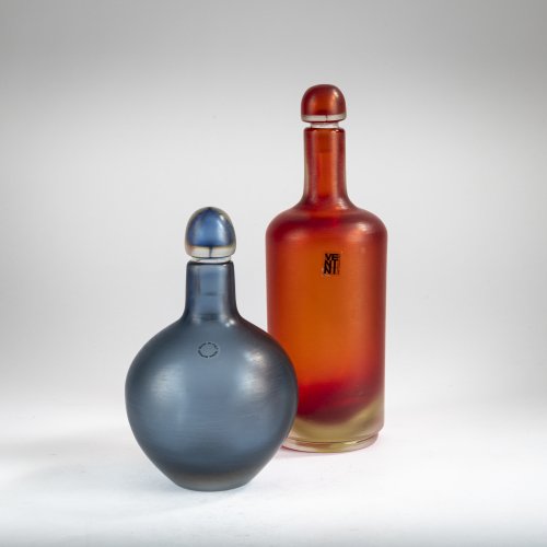 Zwei Flaschen mit Stopfen 'Inciso', 1956/57