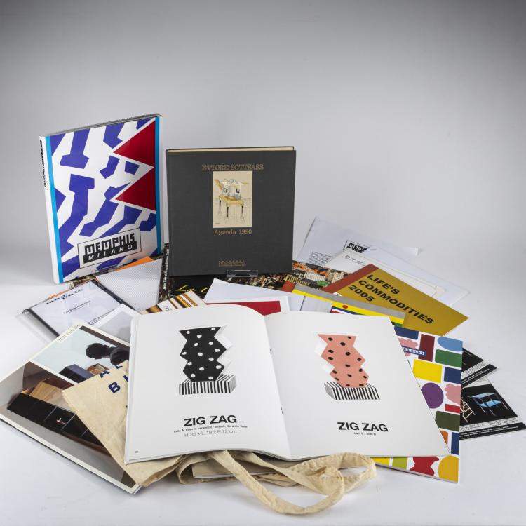 Bild 1 zu Objekt, Konvolut mit diversen POST DESIGN, Memphis Milano Katalogen und einer Sottsass Graphik, 1981-2019, Mailand Memphis,Ettore Sottsass, Memphis, Mailand / Milan, 177A 423