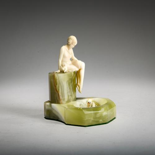 Kleine Schale mit Elfenbeinfigur 'Der Brunnen', vor 1914