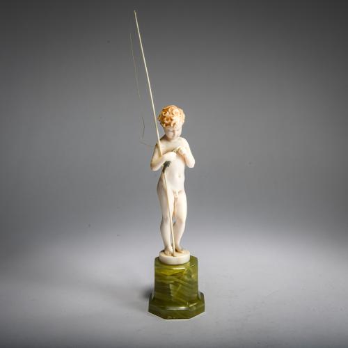 Elfenbeinfigur 'Kleiner Bub beim Angeln', vor 1914
