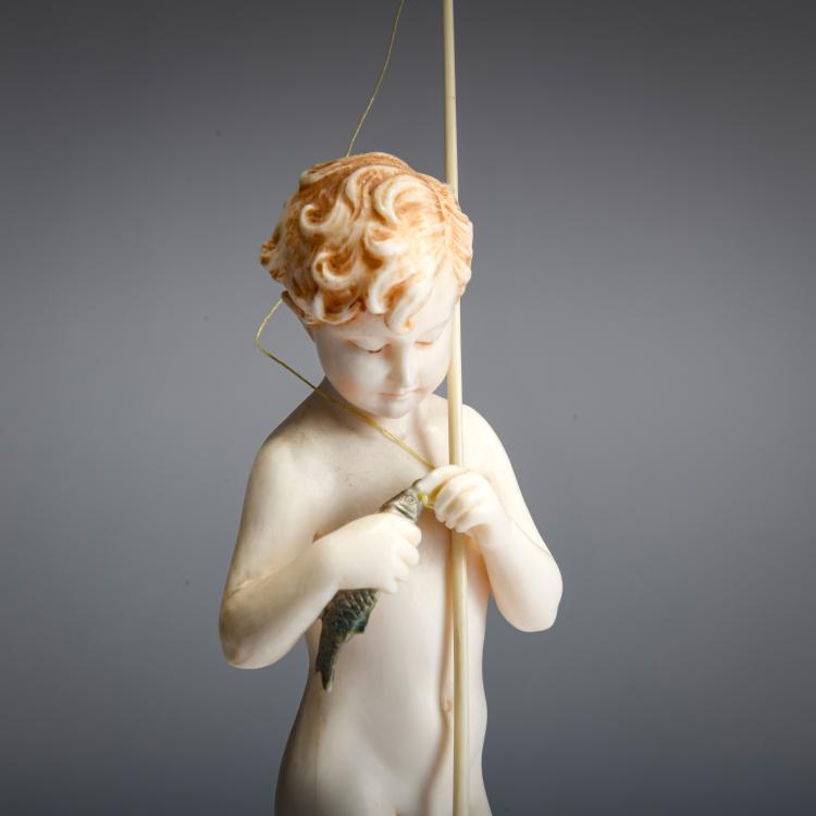 Bild 2 zu Objekt, Elfenbeinfigur 'Kleiner Bub beim Angeln', vor 1914, Ferdinand Preiss, 178A 247