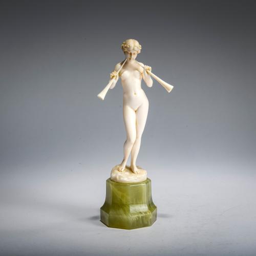 Elfenbeinfigur 'Dame, Doppelaulos blasend', vor 1914