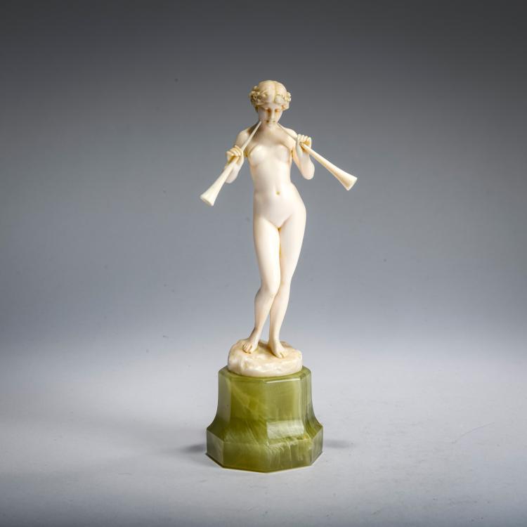 Hauptbild zu Objekt, Elfenbeinfigur 'Dame, Doppelaulos blasend', vor 1914, Ferdinand Preiss, 178A 248