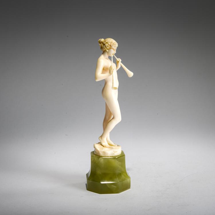 Bild 1 zu Objekt, Elfenbeinfigur 'Dame, Doppelaulos blasend', vor 1914, Ferdinand Preiss, 178A 248
