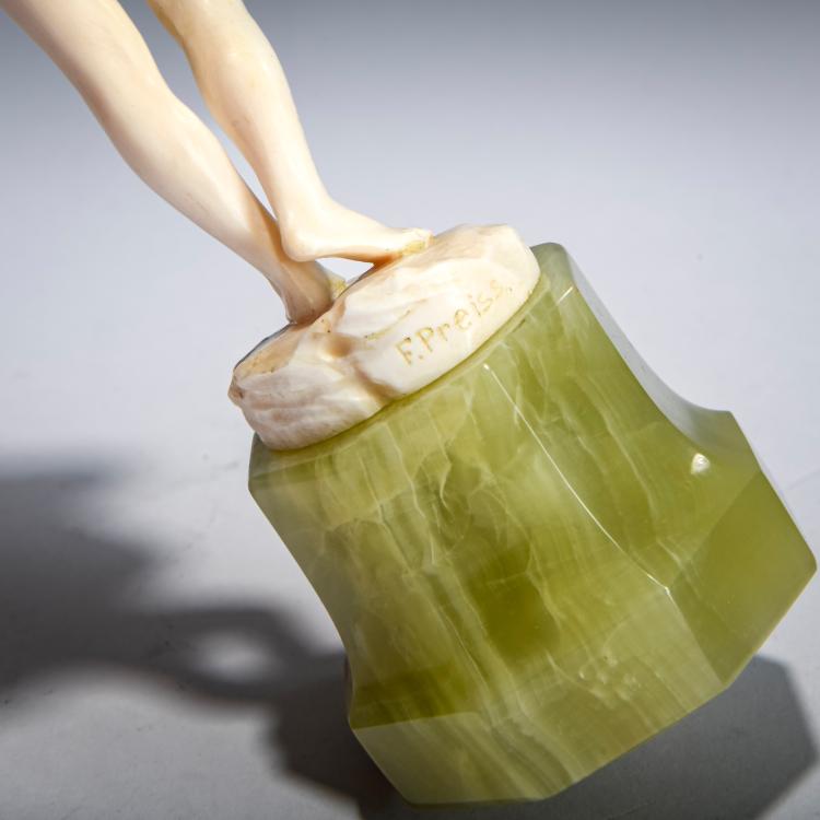 Bild 4 zu Objekt, Elfenbeinfigur 'Dame, Doppelaulos blasend', vor 1914, Ferdinand Preiss, 178A 248