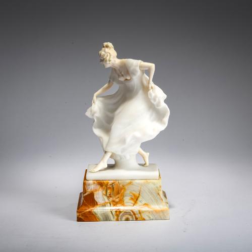 Marmor- und Elfenbeinfigur 'Knicksend', 1900-15