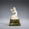 Elfenbeinfigur 'Junge Frau, trinkend', vor 1914
