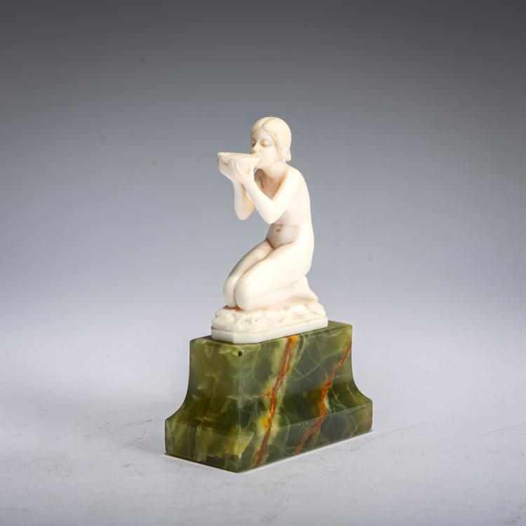 Bild 1 zu Objekt, Elfenbeinfigur 'Junge Frau, trinkend', vor 1914, Ferdinand Preiss, 178A 253